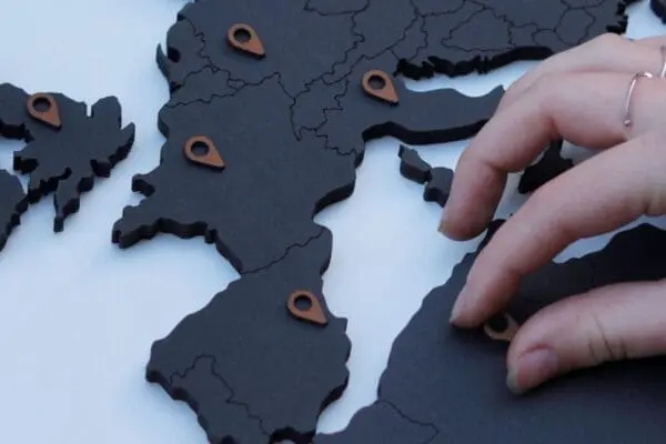 houten wereldkaart - zwart detail locatie markers