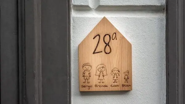 houten naamplaatje met tekst
