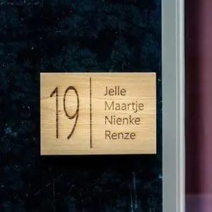 houten huisnummer