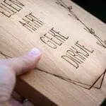 houten naambord graveren - houten naamplaatje met tekst- Maak je eigen ontwerp