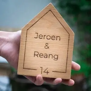 Naambord huisnummer van hout - gepersonaliseerd huisnummerbord