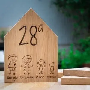 gepersonaliseerd huisnummerbord van hout - Naambord huisnummer van hout