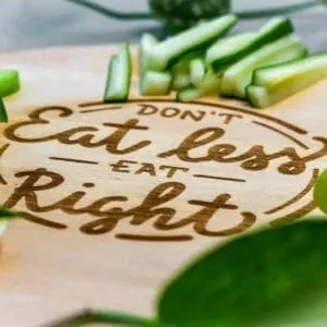 Houten ronde serveerplank met tekst