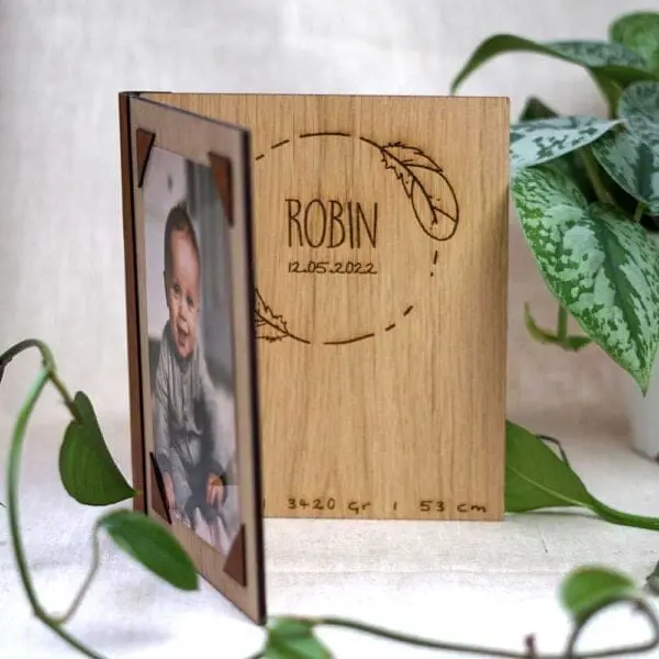Houten fotolijst gepersonalisserd eigen ontwerp babyfoto kraamcadeau kraambezoek