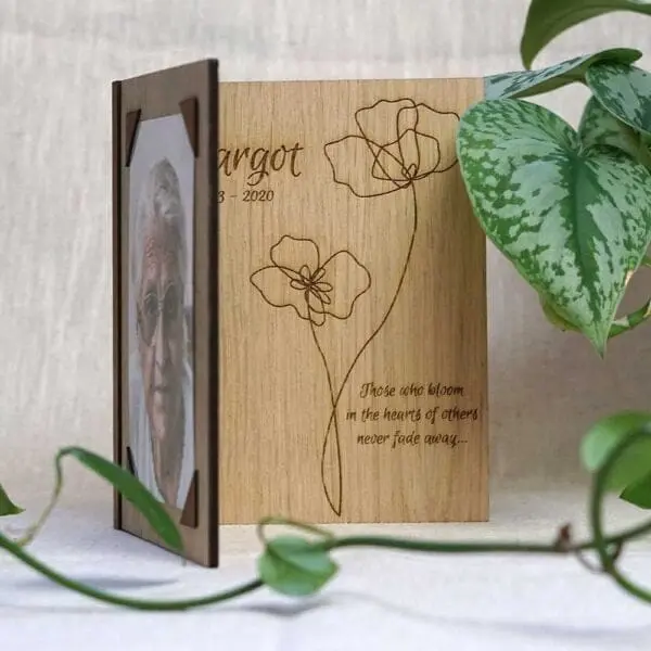 Houten fotolijst gepersonalisserd eigen ontwerp overlijden dierbaren herinneren afscheid