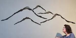 Houten wanddecoratie - Een minimalistisch berglandschap voor een serene uitstraling.