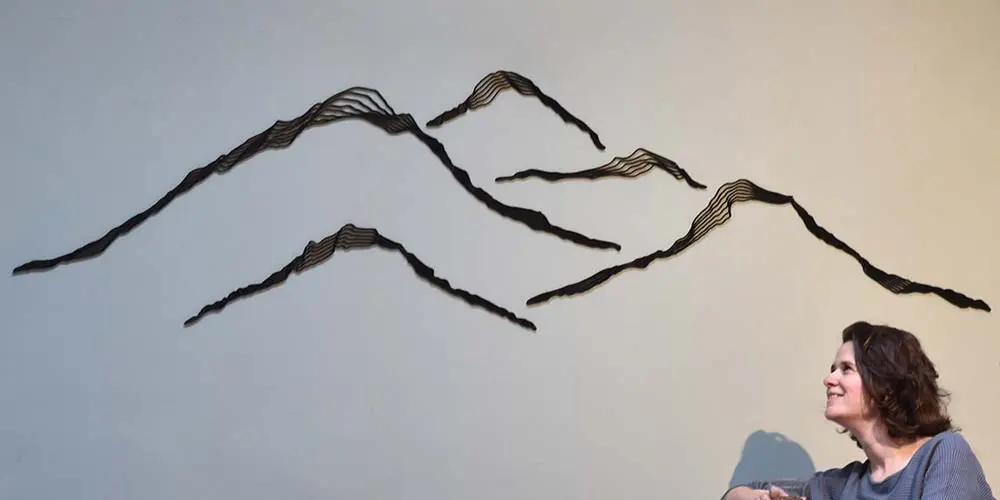 Houten wanddecoratie - Een minimalistisch berglandschap voor een serene uitstraling.