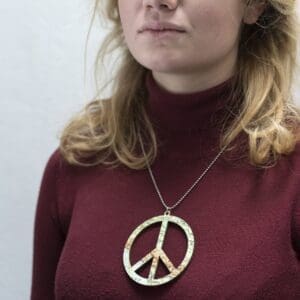 Lasergesneden houten ketting / hanger wereld vrede - Lasercut wooden necklace / pendant world peace