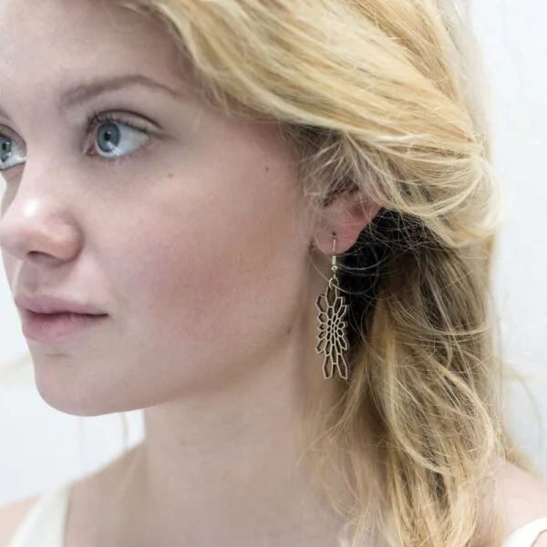 Houten oorbellen - lasergesneden oorbellen / lasercut earrings
