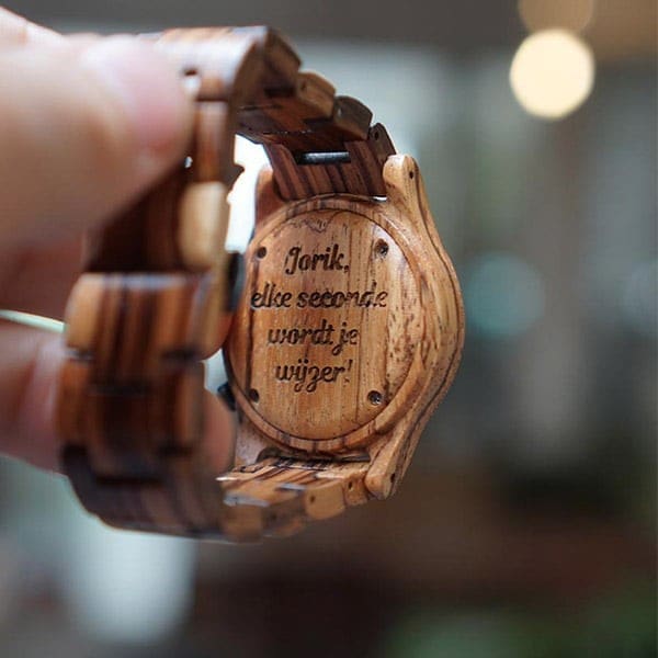 Houten horloge gegraveerd met persoonlijke boodschap