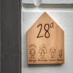houten naamplaatje met tekst