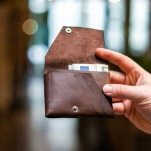 Portefeuille en cuir avec texte