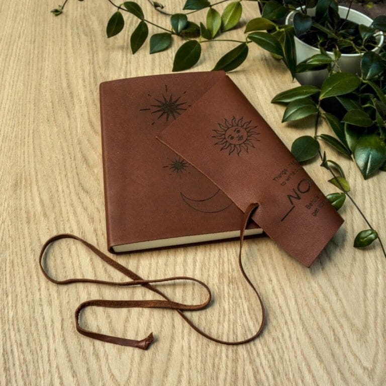 Boutique Trukado - Zon & Maan Leren Vintage Notitieboek - Leren Vintage Reliëf Journal