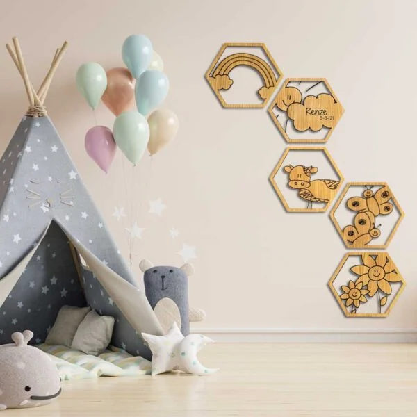 Houten wanddecoratie kinderkamer hexagon wolk vlinder koe bloemen regenboog gepersonaliseerd