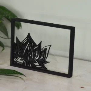 Bohemian decoratie: houten floating frame met een gedetailleerd bloemmotief
