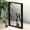 Zittende viervoeter in transparant houten frame – stijlvolle honden kunst