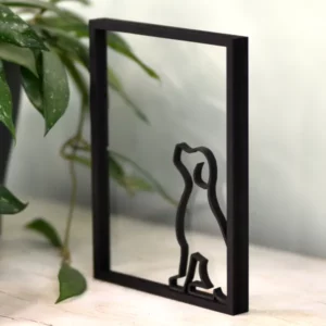 Zittende viervoeter in transparant houten frame – stijlvolle honden kunst