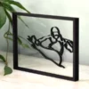 Transparant houten lijstje met snowboarder – minimalistische wintersportdecoratie
