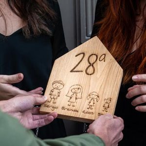 Naambord huisnummer van hout – huisnummerbord housewarming cadeau