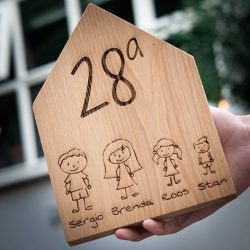 Naambord huisnummer van hout – huisnummerbord (10) Naambord huisnummer van hout - houten naamplaatje met tekst - maak je eigen ontwerp