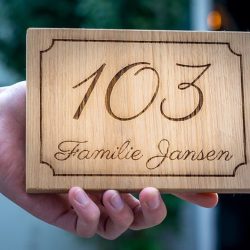Naambord huisnummer van hout – huisnummerbord (15) Naambord huisnummer van hout - houten huisnummer voordeur